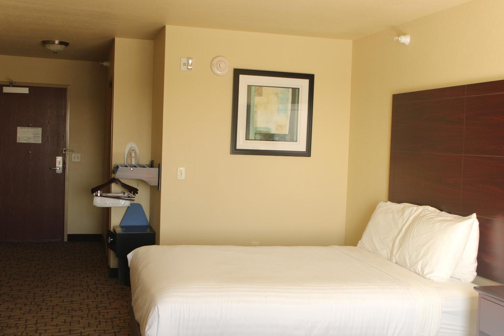 Cobblestone Hotel & Suites - Devils Lake Dış mekan fotoğraf
